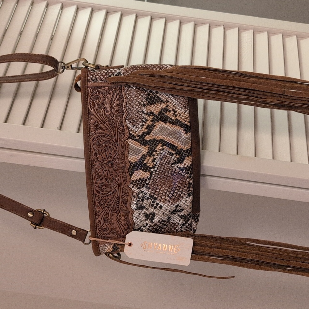 🎁NWT Shyanne Crossbody